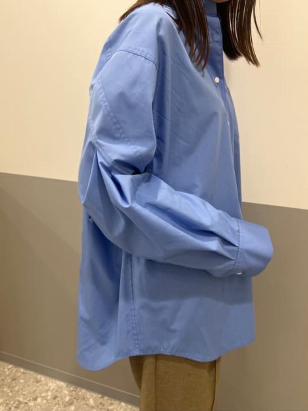 ベージュ系のその他パンツ、ブルー系のシャツ/ブラウス、ブラック系のカードケースを着用したレディースの冬コーディネートの2枚目の写真