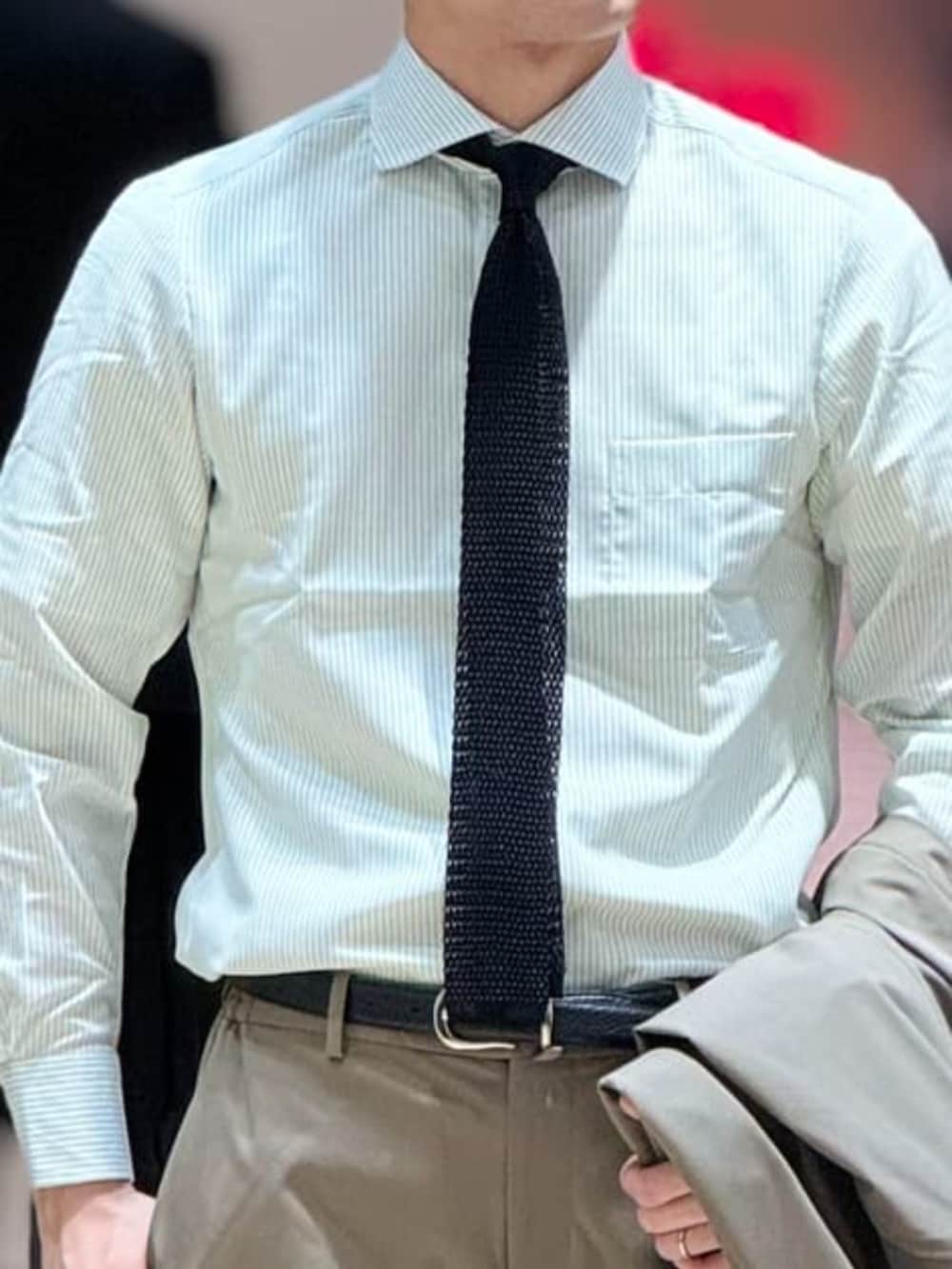 グリーン系のスーツジャケット、グリーン系のスーツパンツを着用したメンズの冬コーディネートの4枚目の写真