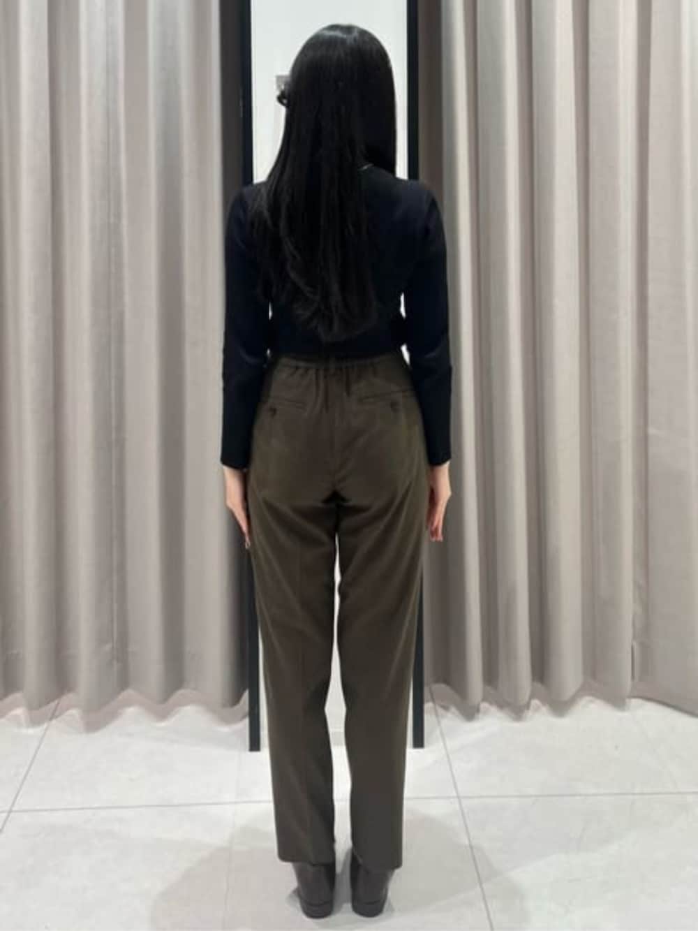 グリーン系のテーラードジャケット、グリーン系のその他パンツを着用したレディースの冬コーディネートの7枚目の写真