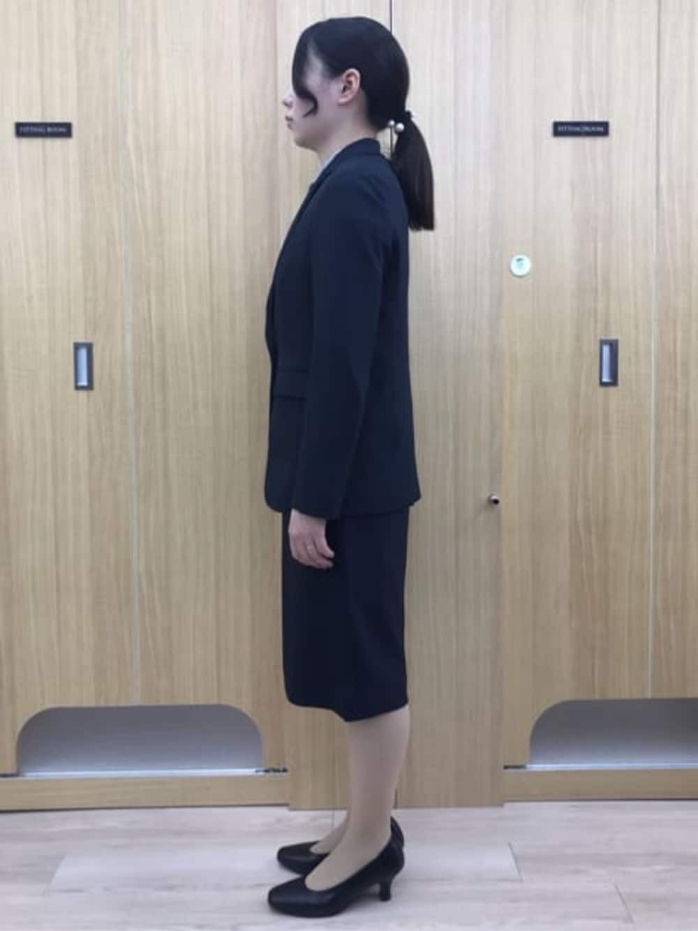 ブルー系のスーツジャケット、ブルー系のスーツスカート、ブルー系のシャツ/ブラウスを着用したレディースの春コーディネートの3枚目の写真