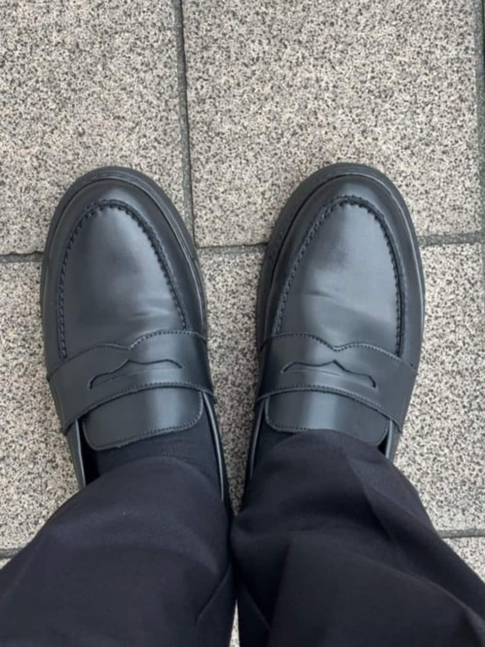 ブラック系のセットアップ、ブラック系のドレスシューズを着用したメンズの冬コーディネートの5枚目の写真