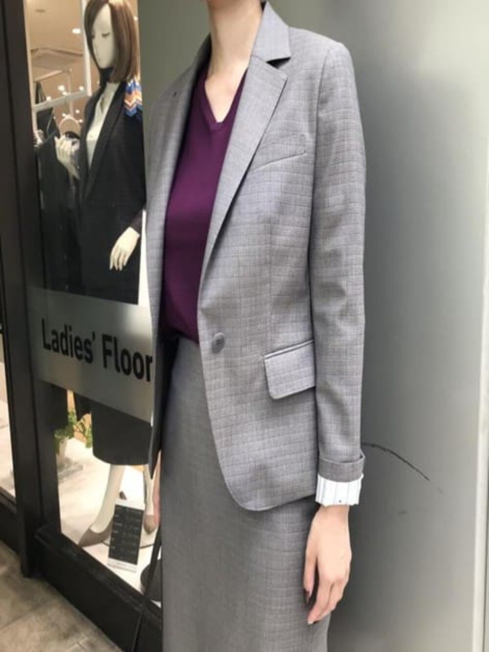 ベージュ系のスーツジャケット、ベージュ系のスーツスカートを着用したレディースの冬コーディネートの2枚目の写真