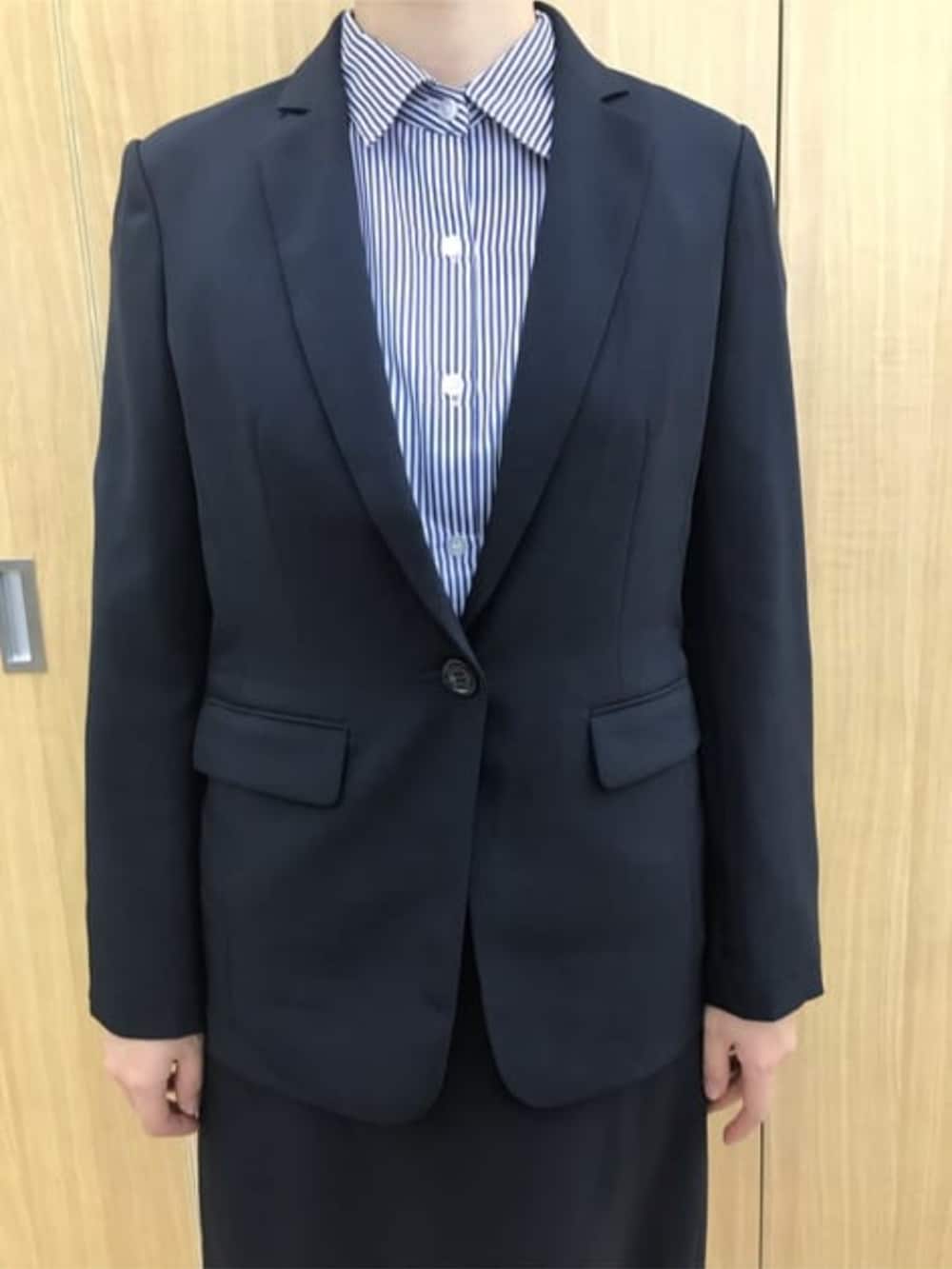 ブルー系のスーツジャケット、ブルー系のスーツスカート、ブルー系のシャツ/ブラウスを着用したレディースの春コーディネートの6枚目の写真