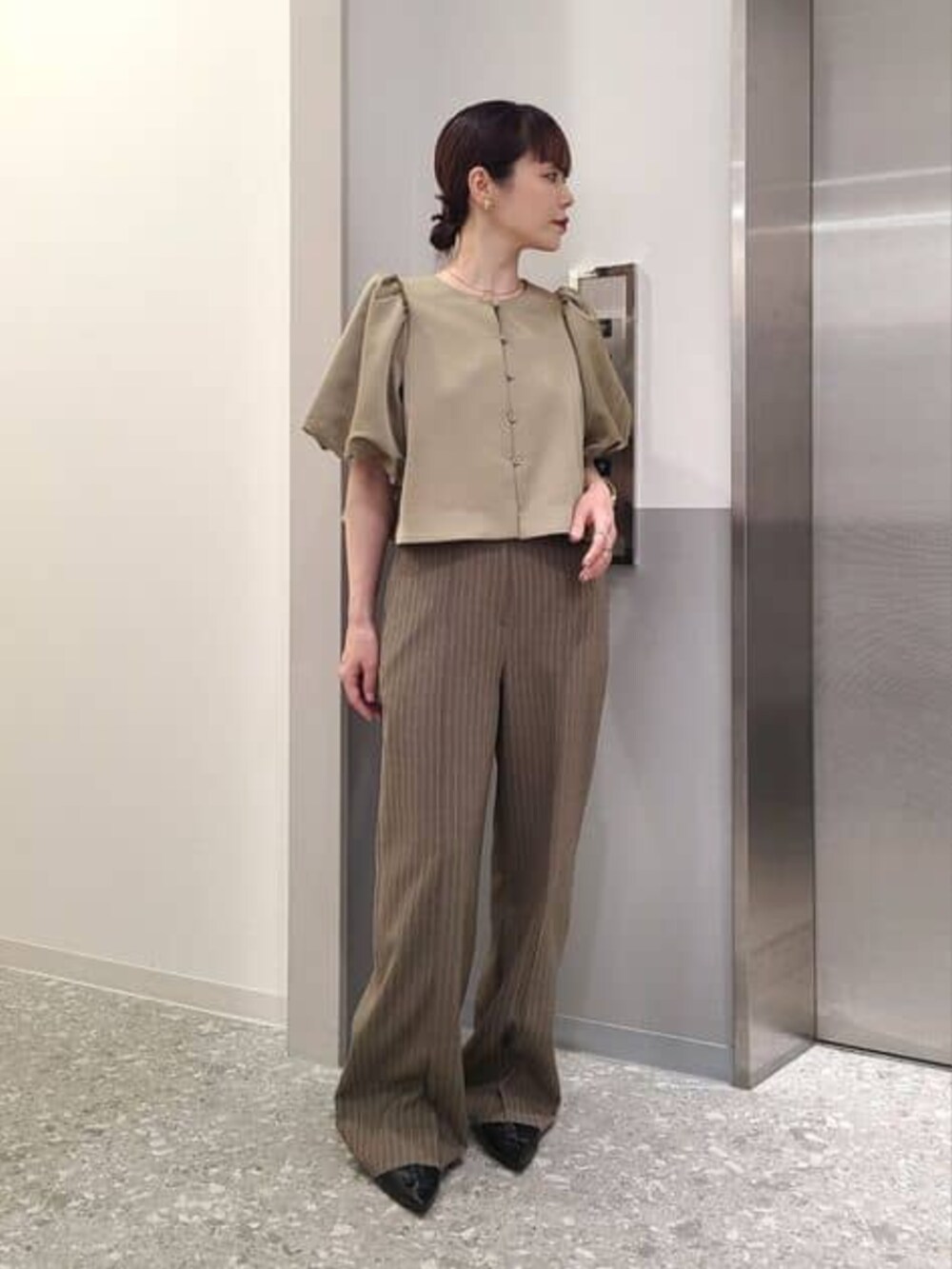 グレー系のその他パンツ、ベージュ系のシャツ/ブラウスを着用したレディースの冬コーディネートの4枚目の写真