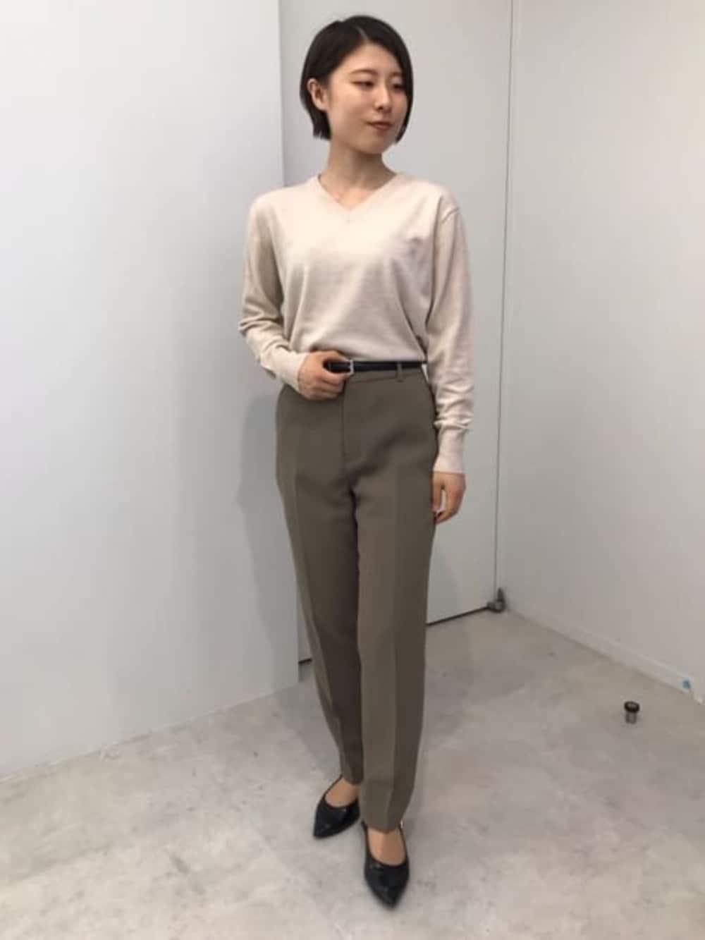 ブラウン系のスーツパンツ、ブラウン系のスーツジャケットを着用したレディースの冬コーディネートの7枚目の写真