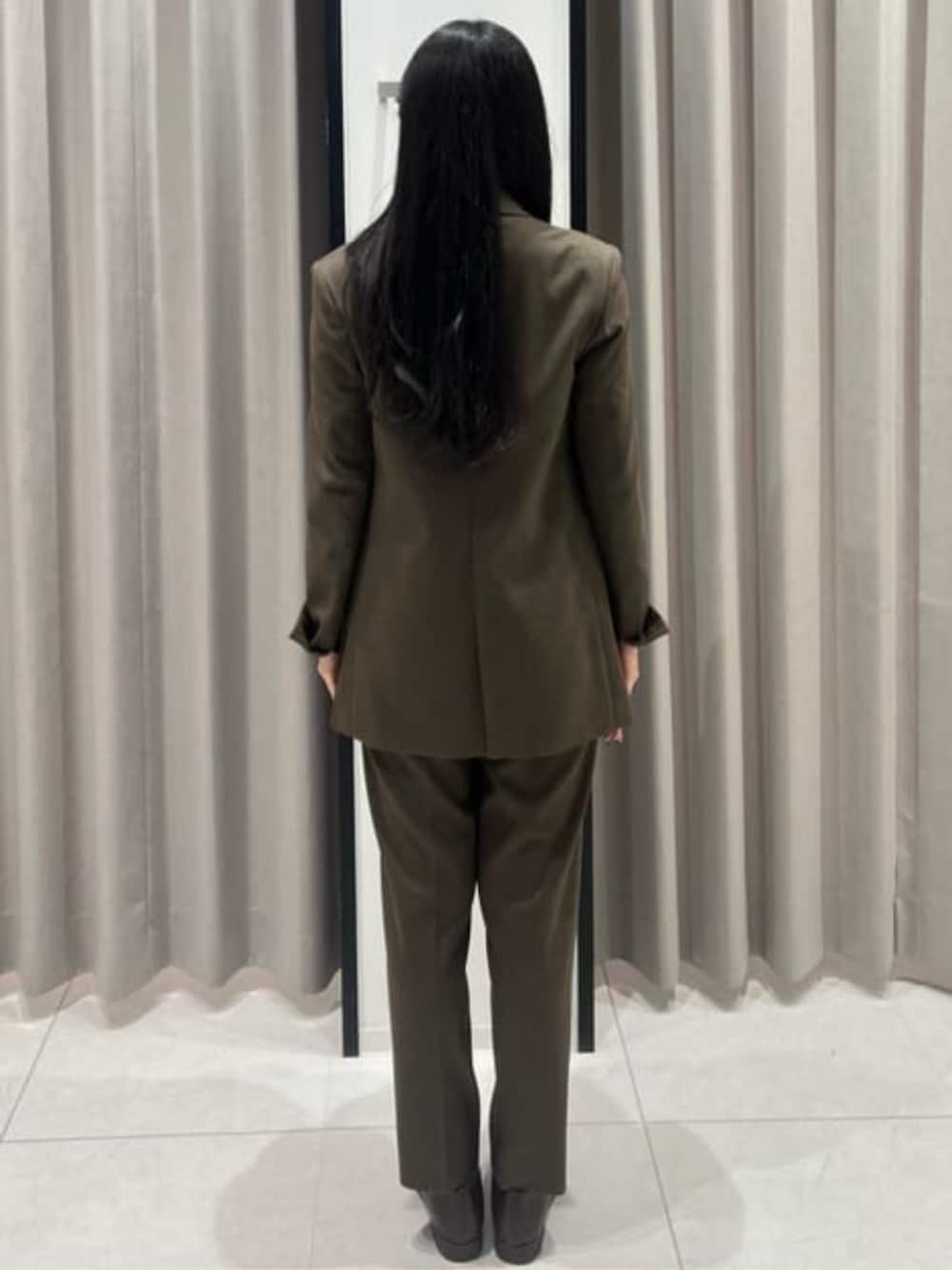 グリーン系のテーラードジャケット、グリーン系のその他パンツを着用したレディースの冬コーディネートの6枚目の写真