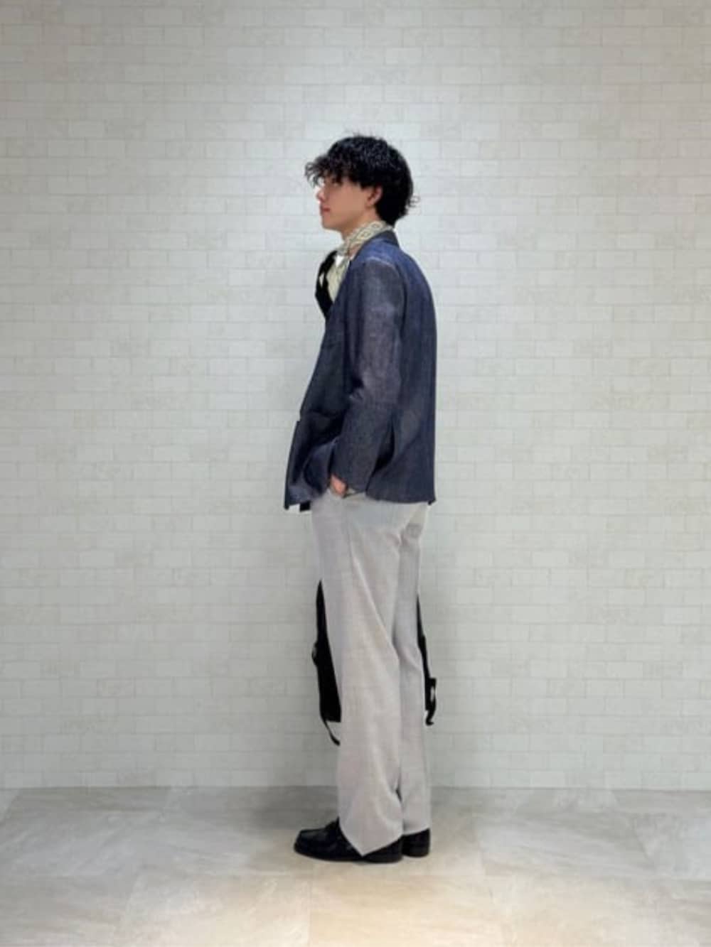 ホワイト系のTシャツ/カットソー、グレー系のスーツパンツ、ブルー系のスーツジャケットを着用したメンズの春コーディネートの3枚目の写真