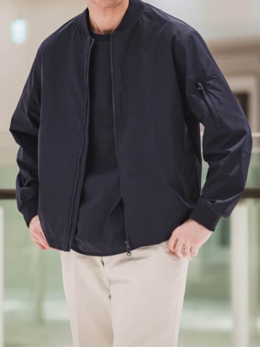 ブルー系のMA-1、ブルー系のテーラードジャケットを着用したメンズの春コーディネートの4枚目の写真