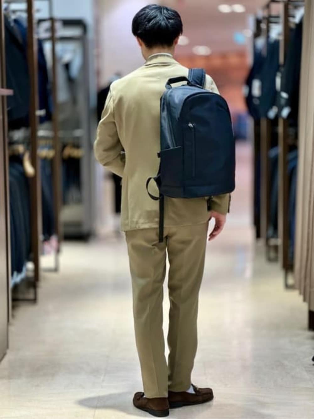 ベージュ系のスラックス、ベージュ系のテーラードジャケットを着用したメンズの春コーディネートの2枚目の写真