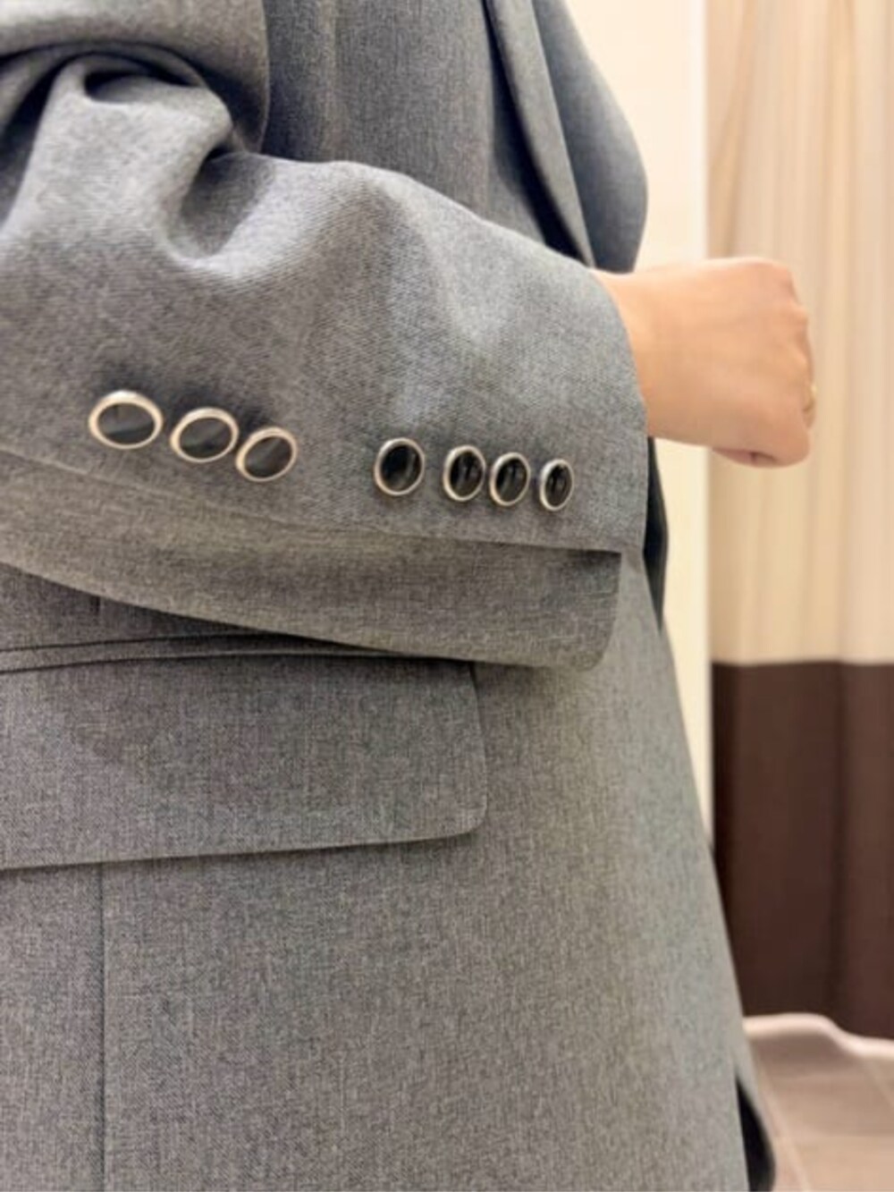 グレー系のテーラードジャケット、ブラック系のスラックス、グリーン系のシャツ/ブラウスを着用したレディースの冬コーディネートの8枚目の写真