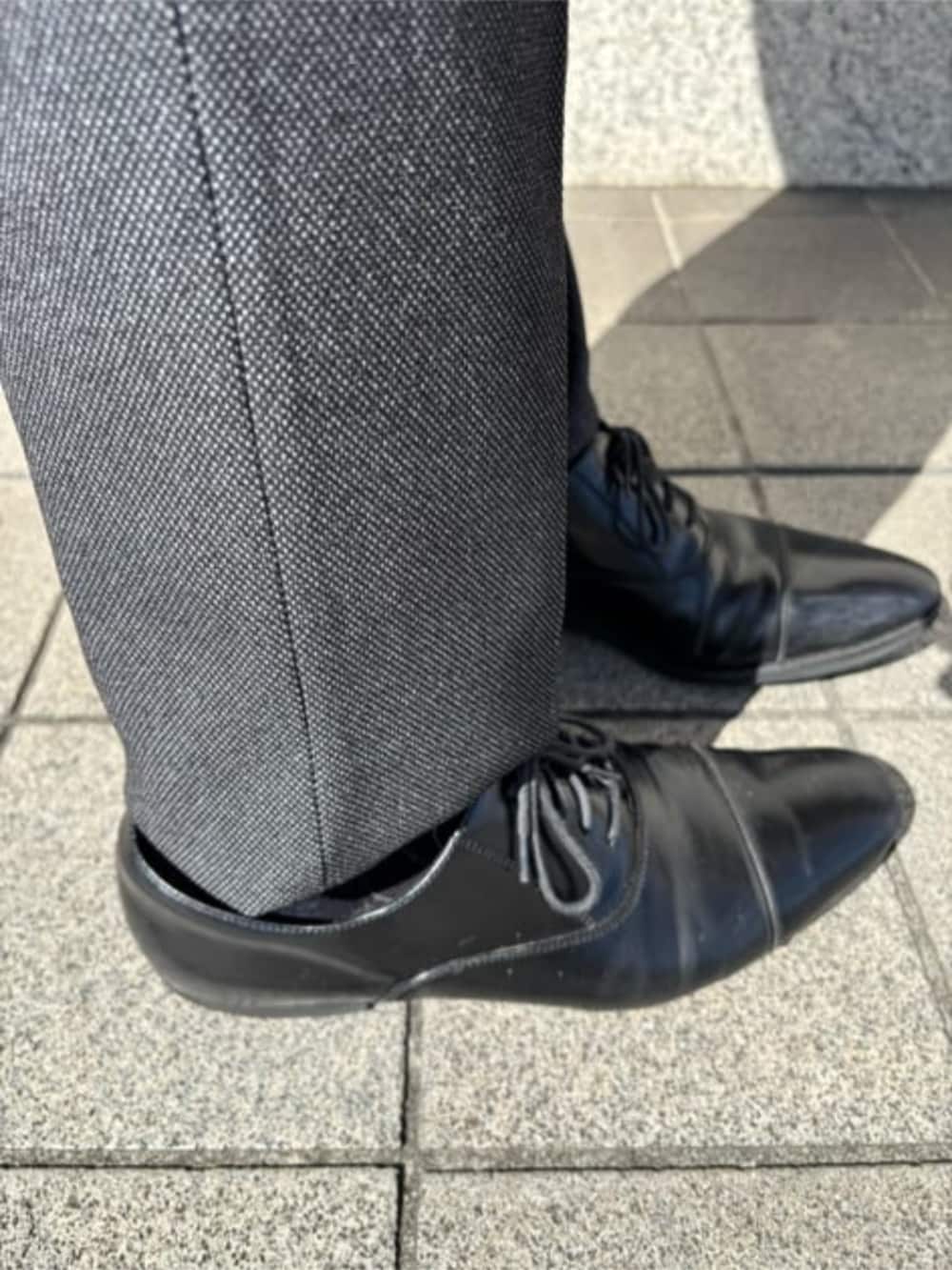 グレー系のスーツパンツを着用したメンズの冬コーディネートの7枚目の写真