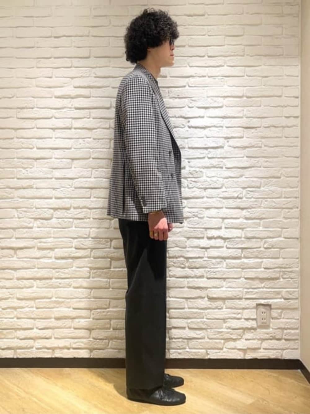 グレー系のスーツジャケット、ブラック系のスーツパンツを着用したメンズの春コーディネートの3枚目の写真