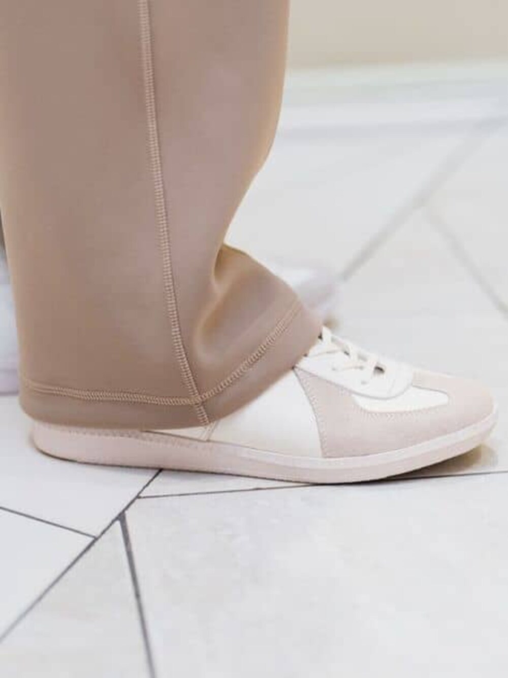 ベージュ系のテーラードジャケット、ベージュ系のスラックスを着用したメンズの冬コーディネートの9枚目の写真