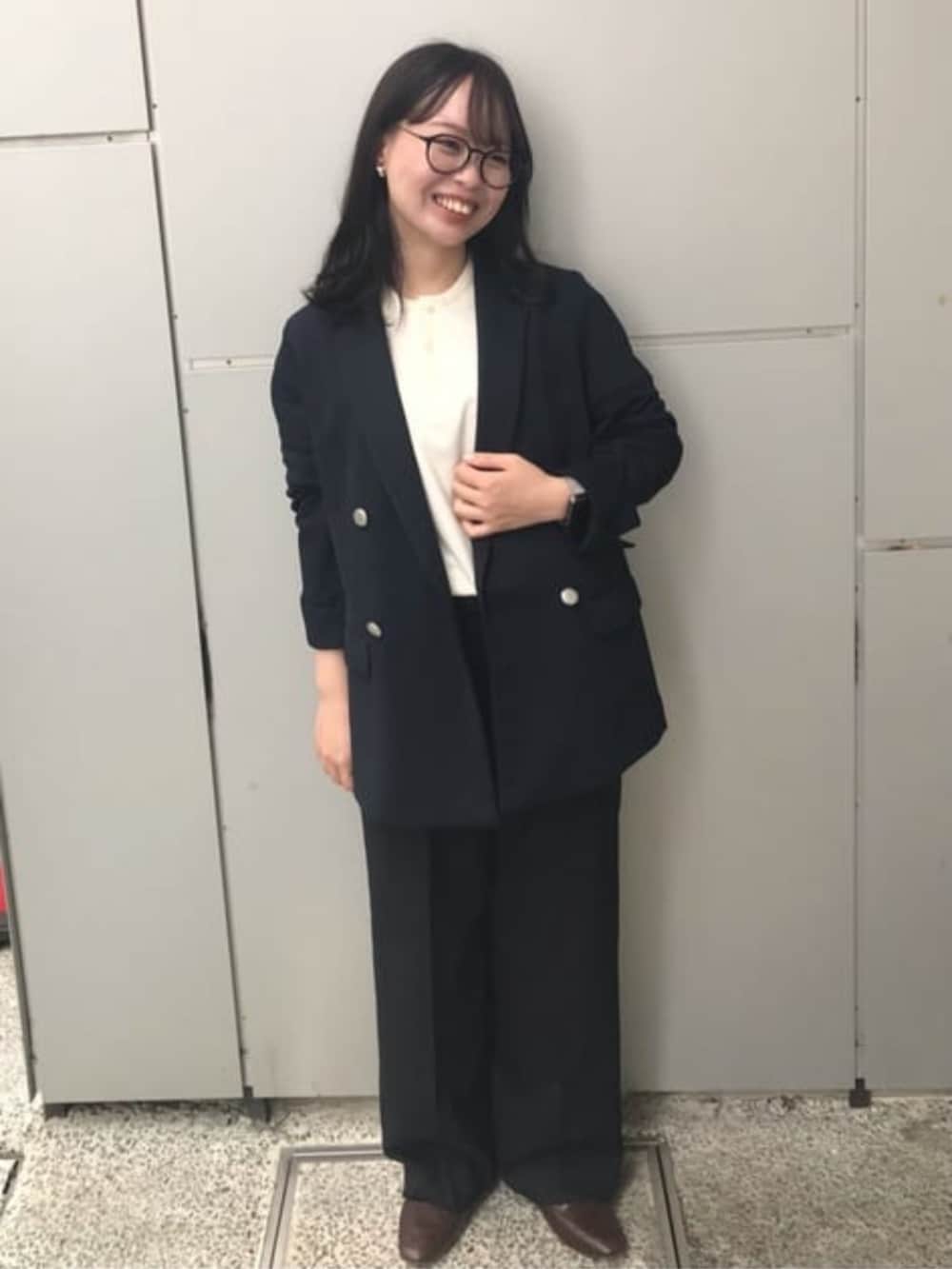 ブラック系のスーツパンツを着用したレディースの冬コーディネートの2枚目の写真