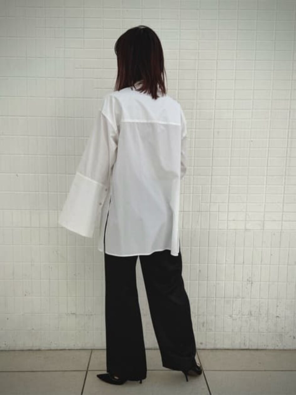 ブラック系のその他パンツ、ブラック系のテーラードジャケット、ホワイト系のシャツ/ブラウスを着用したレディースの冬コーディネートの6枚目の写真