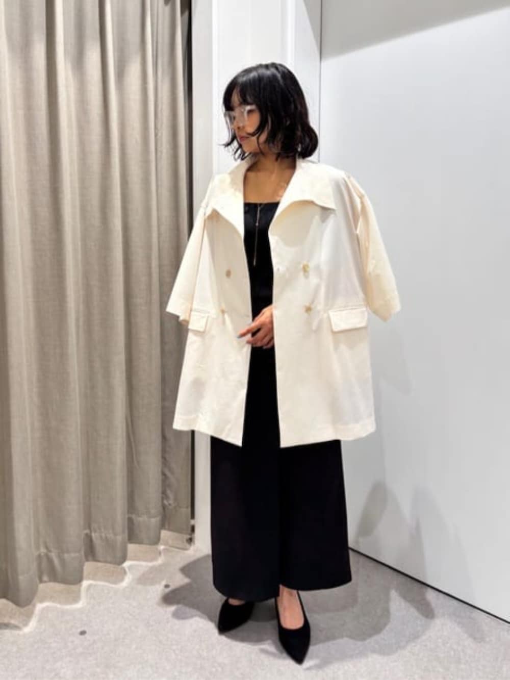 ブラック系のワンピース、ホワイト系のその他アウターを着用したレディースの冬コーディネートの3枚目の写真