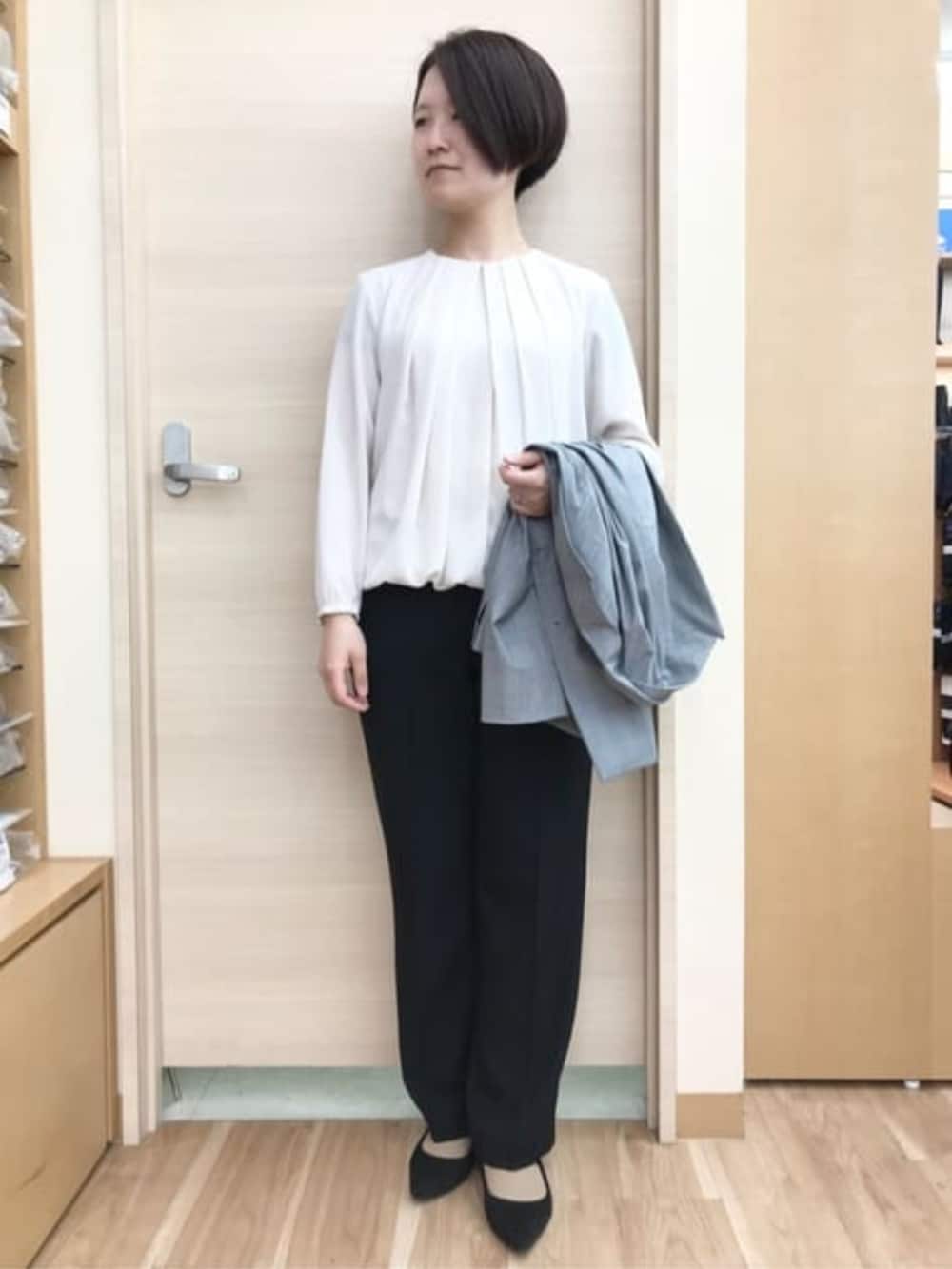 ブラック系のスーツパンツ、グレー系のスーツジャケット、ベージュ系のシャツ/ブラウスを着用したレディースの春コーディネートの5枚目の写真