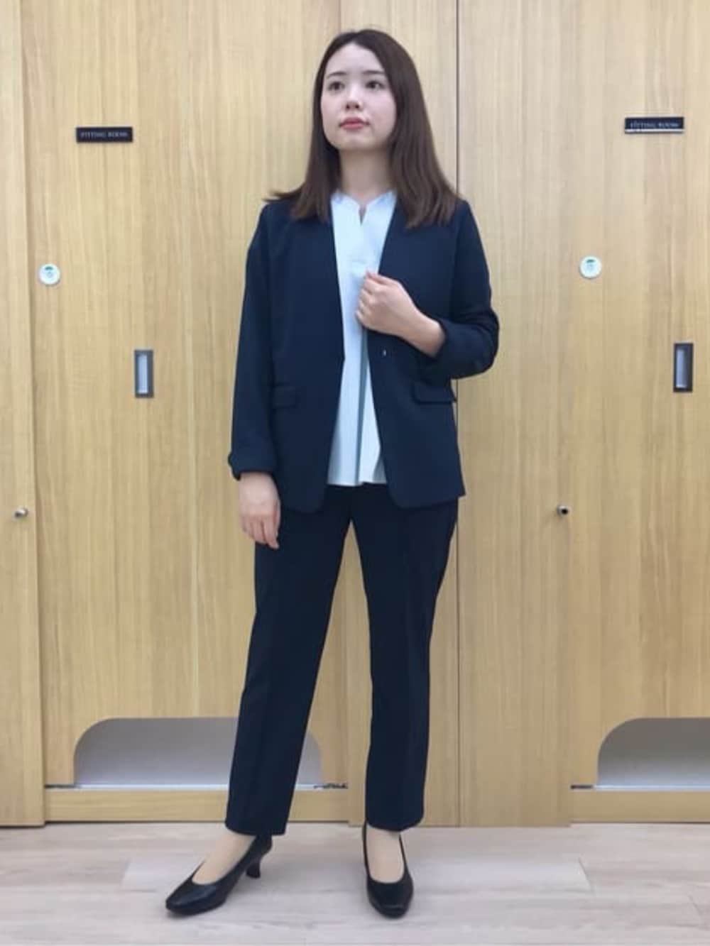 ブルー系のその他パンツ、ブルー系のスーツジャケットを着用したレディースの春コーディネートの2枚目の写真