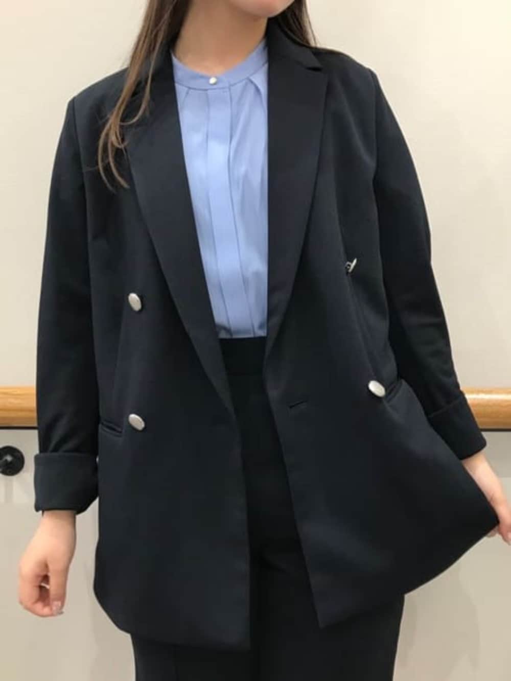 ブルー系のその他パンツを着用したレディースの冬コーディネートの4枚目の写真