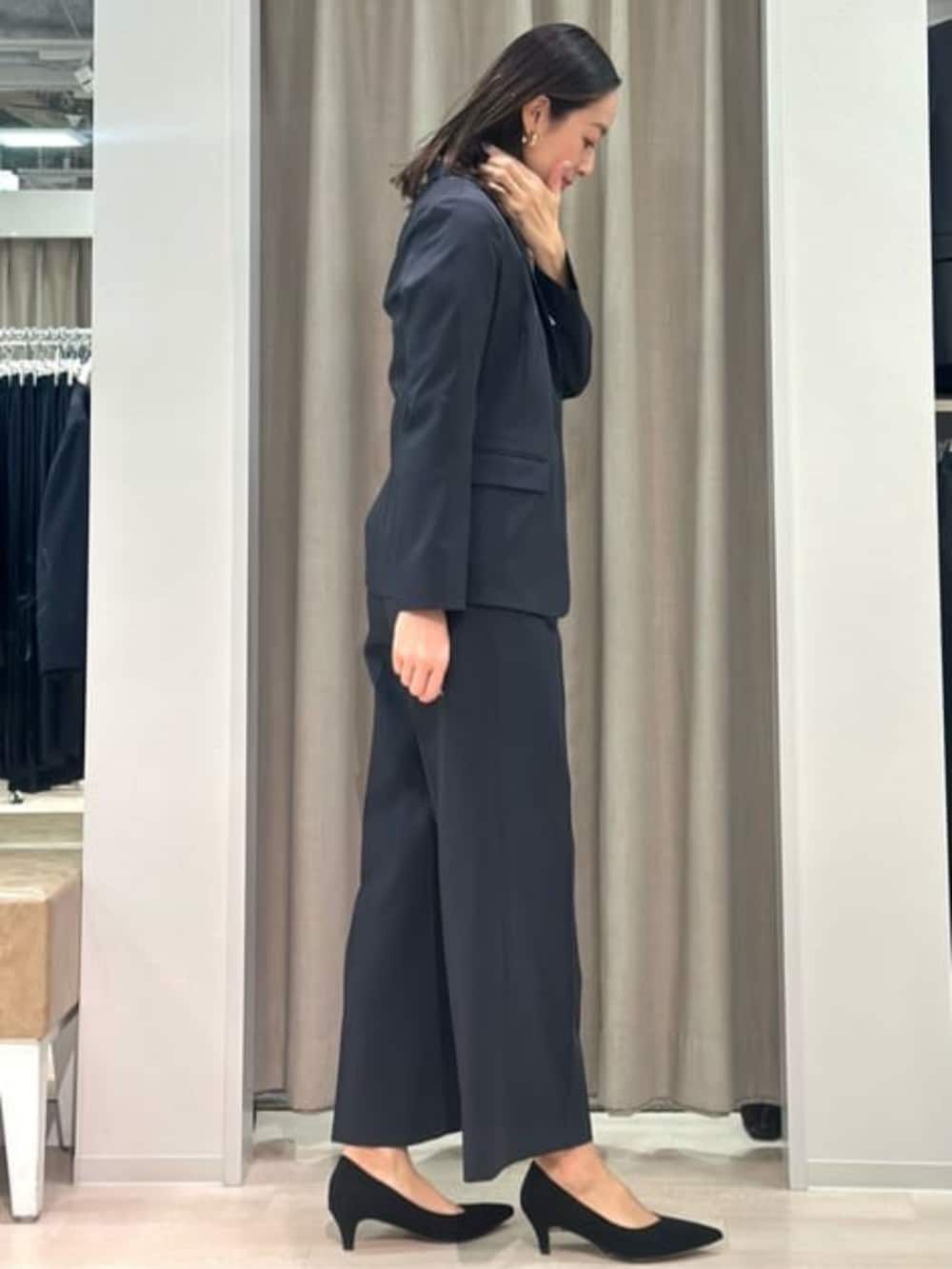 パープル系のシャツ/ブラウス、ブラック系のテーラードジャケット、ブラック系のスラックスを着用したレディースの冬コーディネートの5枚目の写真