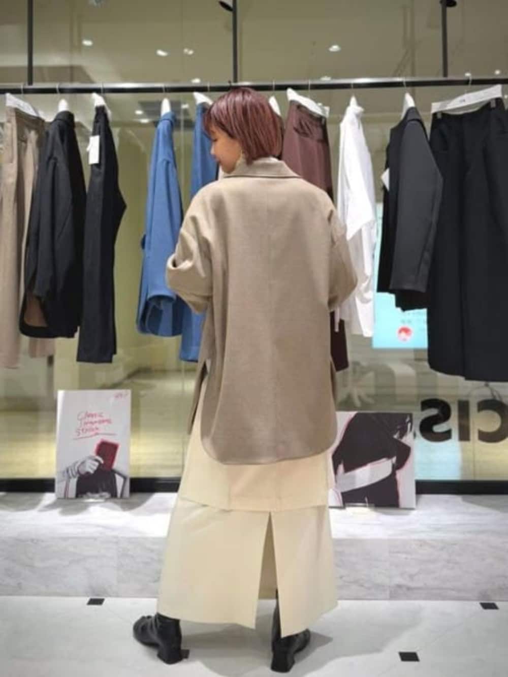 ベージュ系のその他パンツ、ホワイト系のスカートを着用したレディースの冬コーディネートの2枚目の写真