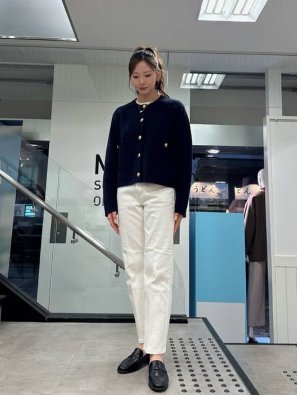 ブルー系のノーカラージャケットを着用したレディースの冬コーディネートの2枚目の写真