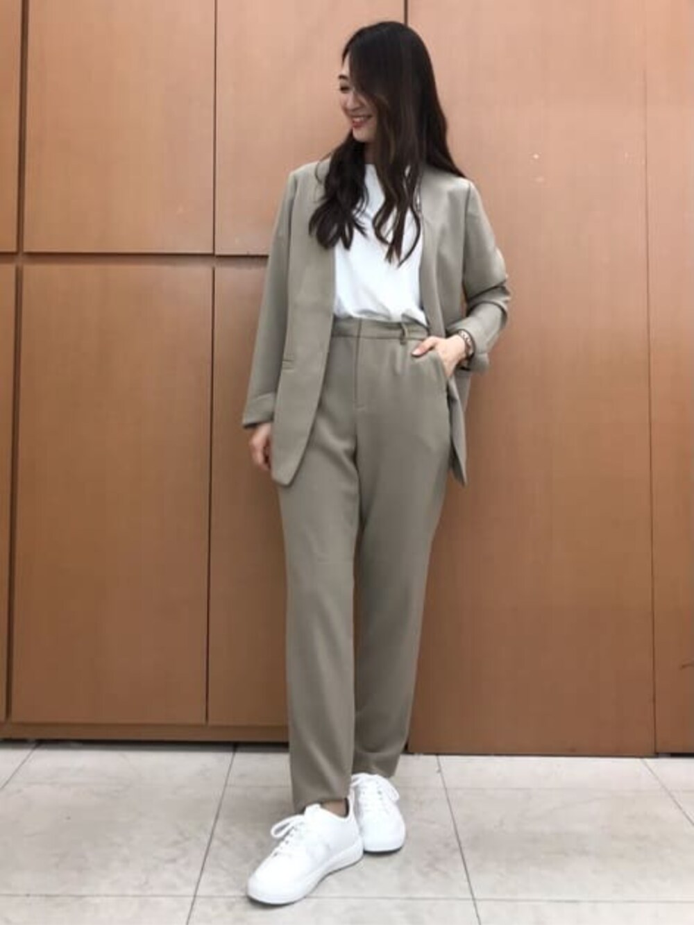 ベージュ系のスーツパンツ、ベージュ系のスーツジャケットを着用したレディースの冬コーディネートの2枚目の写真