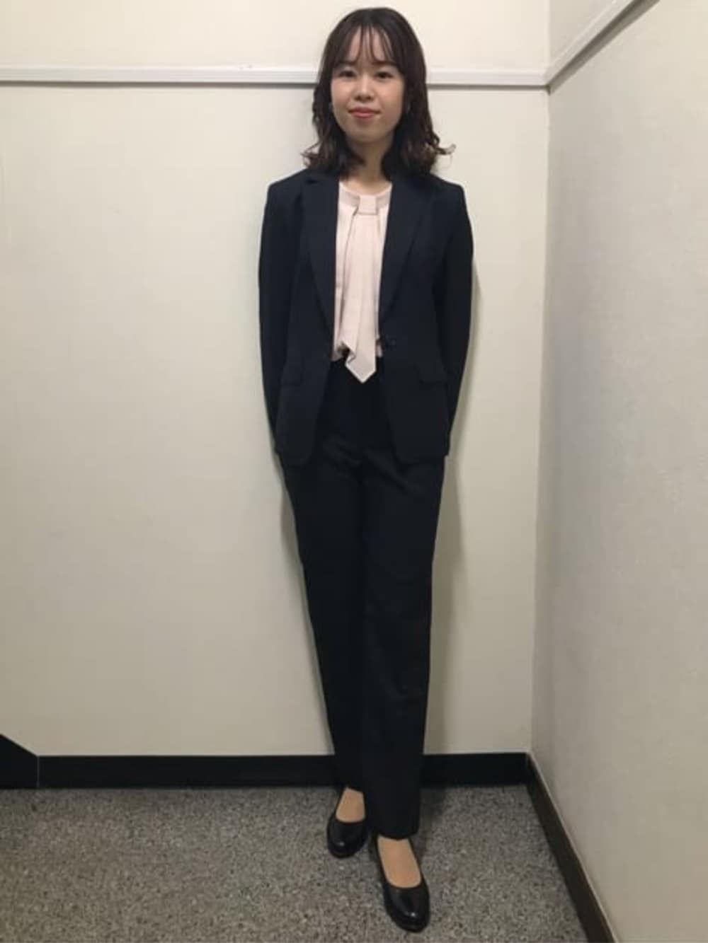 ブルー系のスーツパンツ、ブルー系のスーツジャケットを着用したレディースの冬コーディネートの5枚目の写真