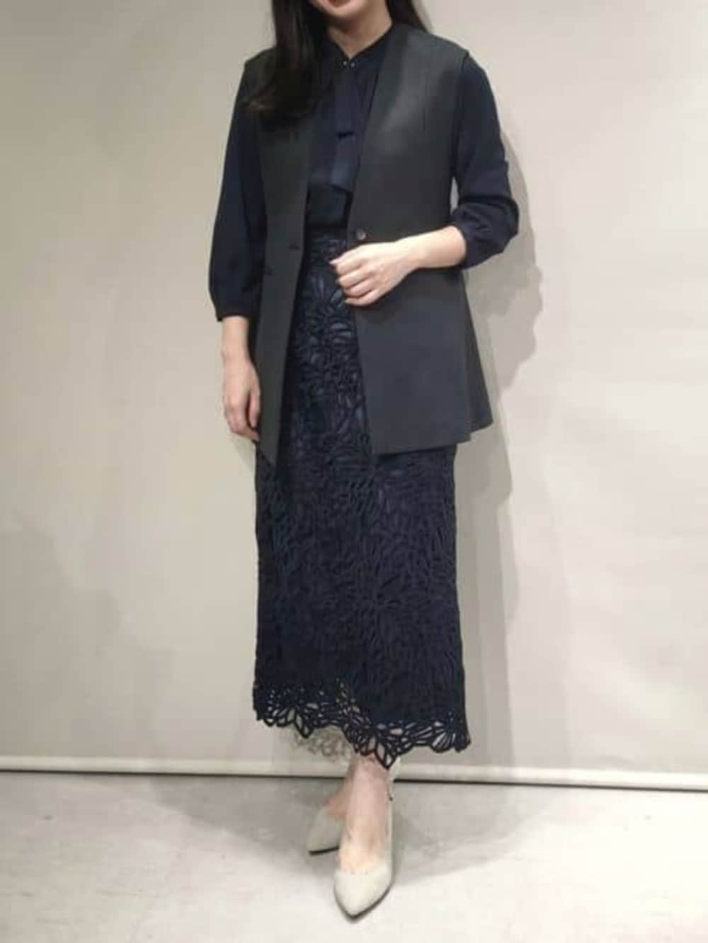 ブルー系のスカート、ブルー系のシャツ/ブラウス、グレー系のベストを着用したレディースの冬コーディネートの3枚目の写真