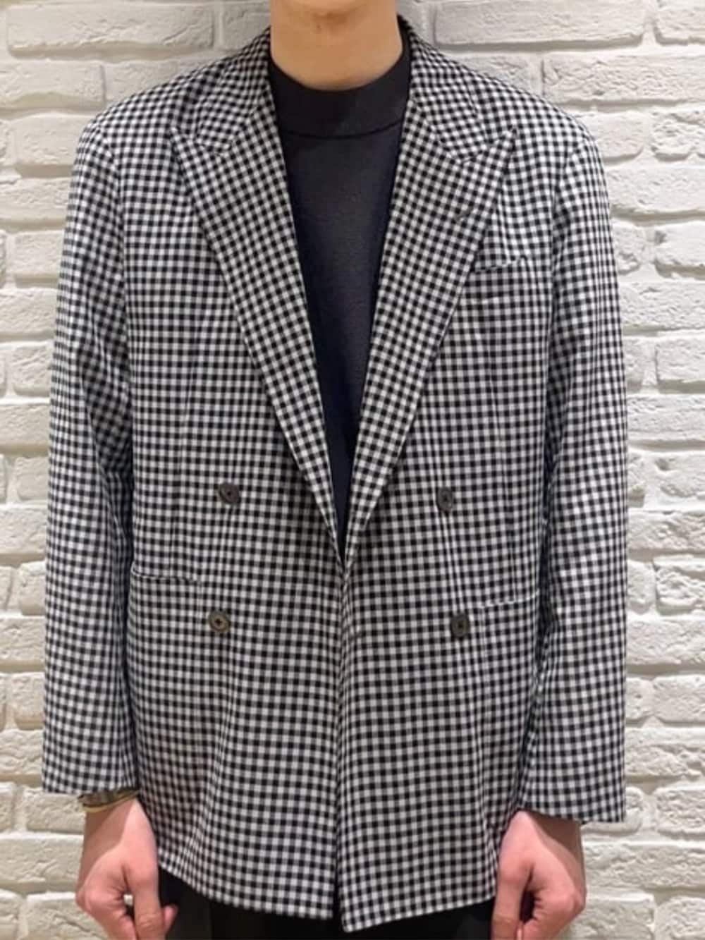 グレー系のスーツジャケット、ブラック系のスーツパンツを着用したメンズの春コーディネートの6枚目の写真