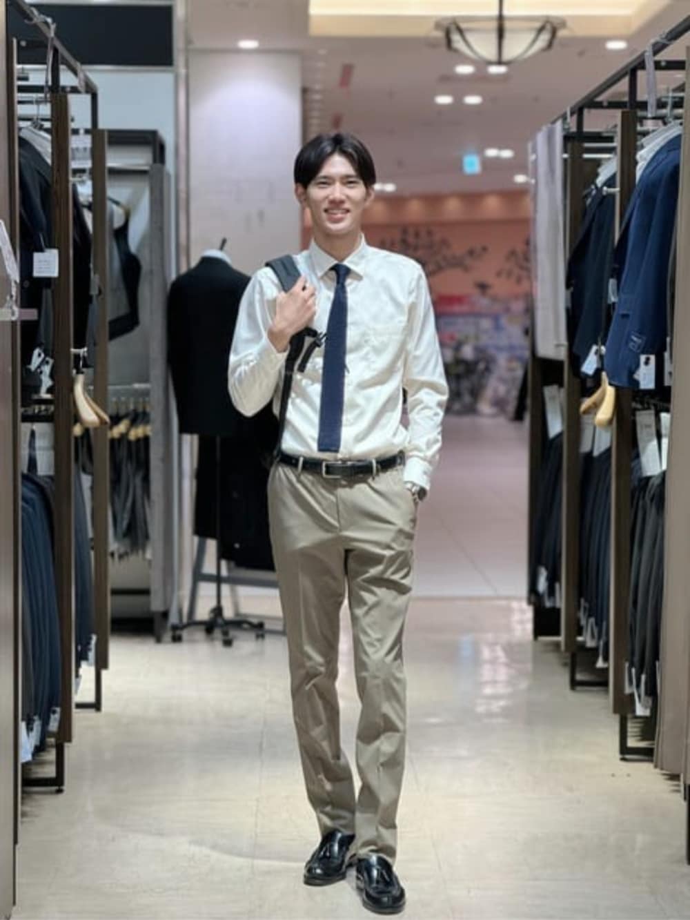 グリーン系のスーツジャケット、グリーン系のスーツパンツを着用したメンズの冬コーディネートの2枚目の写真