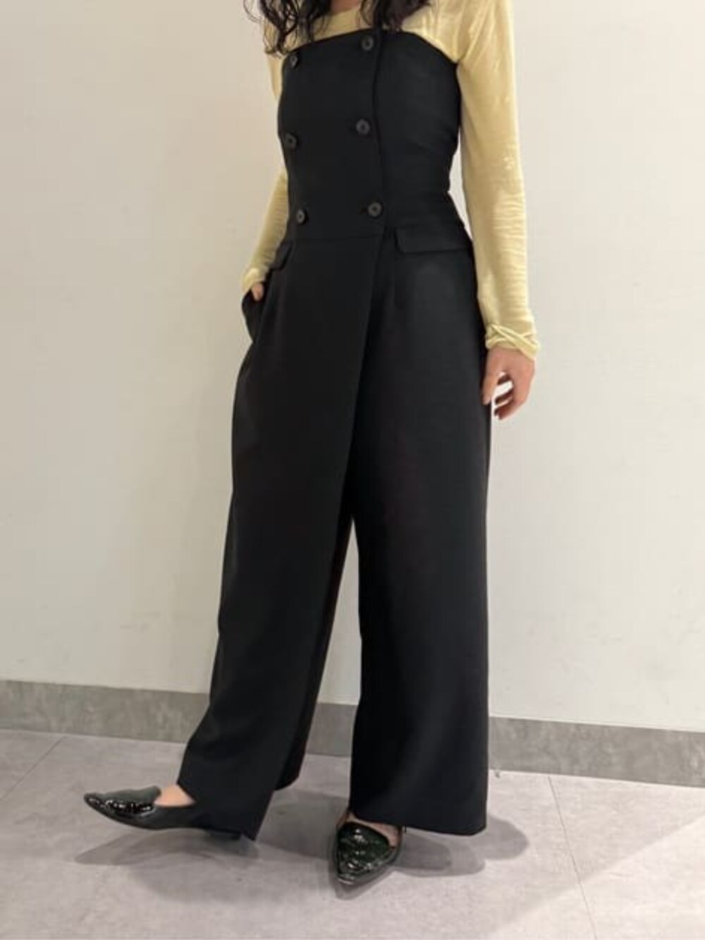 ブラック系のワンピースを着用したレディースの冬コーディネートの2枚目の写真