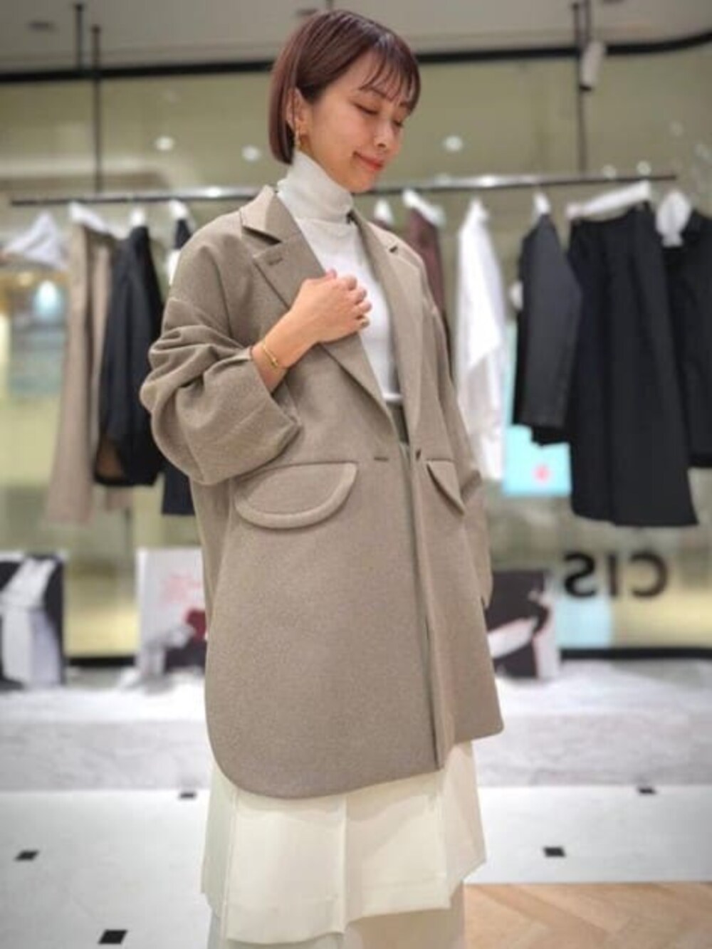 ベージュ系のその他パンツ、ホワイト系のスカートを着用したレディースの冬コーディネートの3枚目の写真