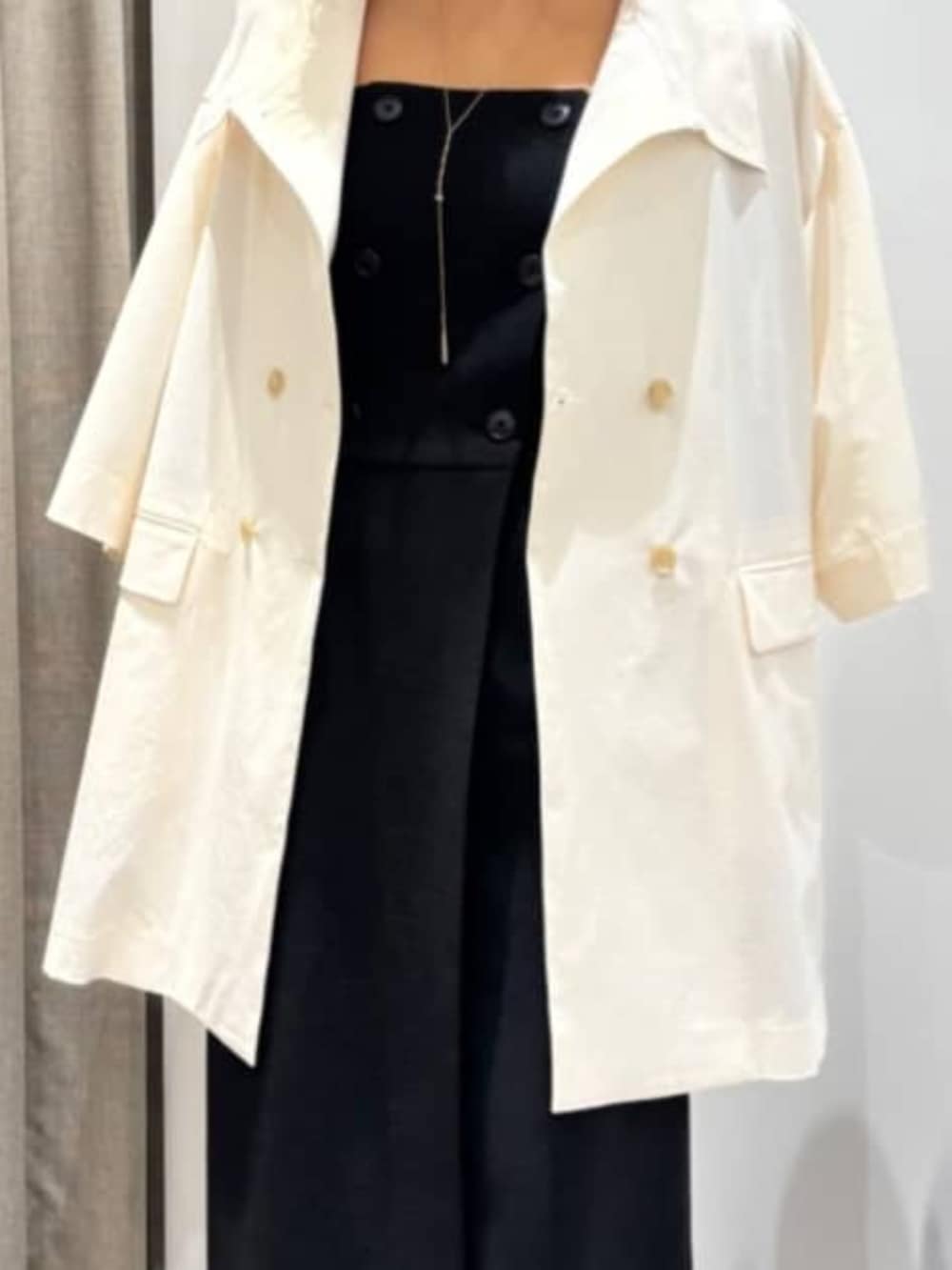 ブラック系のワンピース、ホワイト系のその他アウターを着用したレディースの冬コーディネートの8枚目の写真