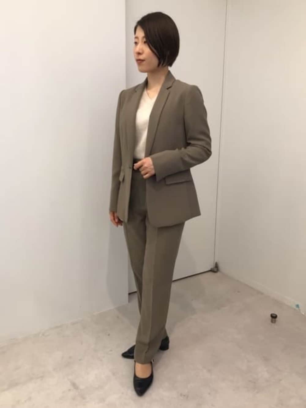 ブラウン系のスーツパンツ、ブラウン系のスーツジャケットを着用したレディースの冬コーディネートの2枚目の写真