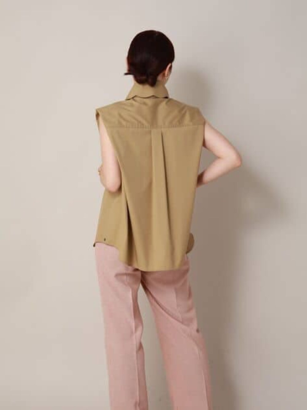 ベージュ系のシャツ/ブラウス、オレンジ系のスラックスを着用したレディースの冬コーディネートの6枚目の写真