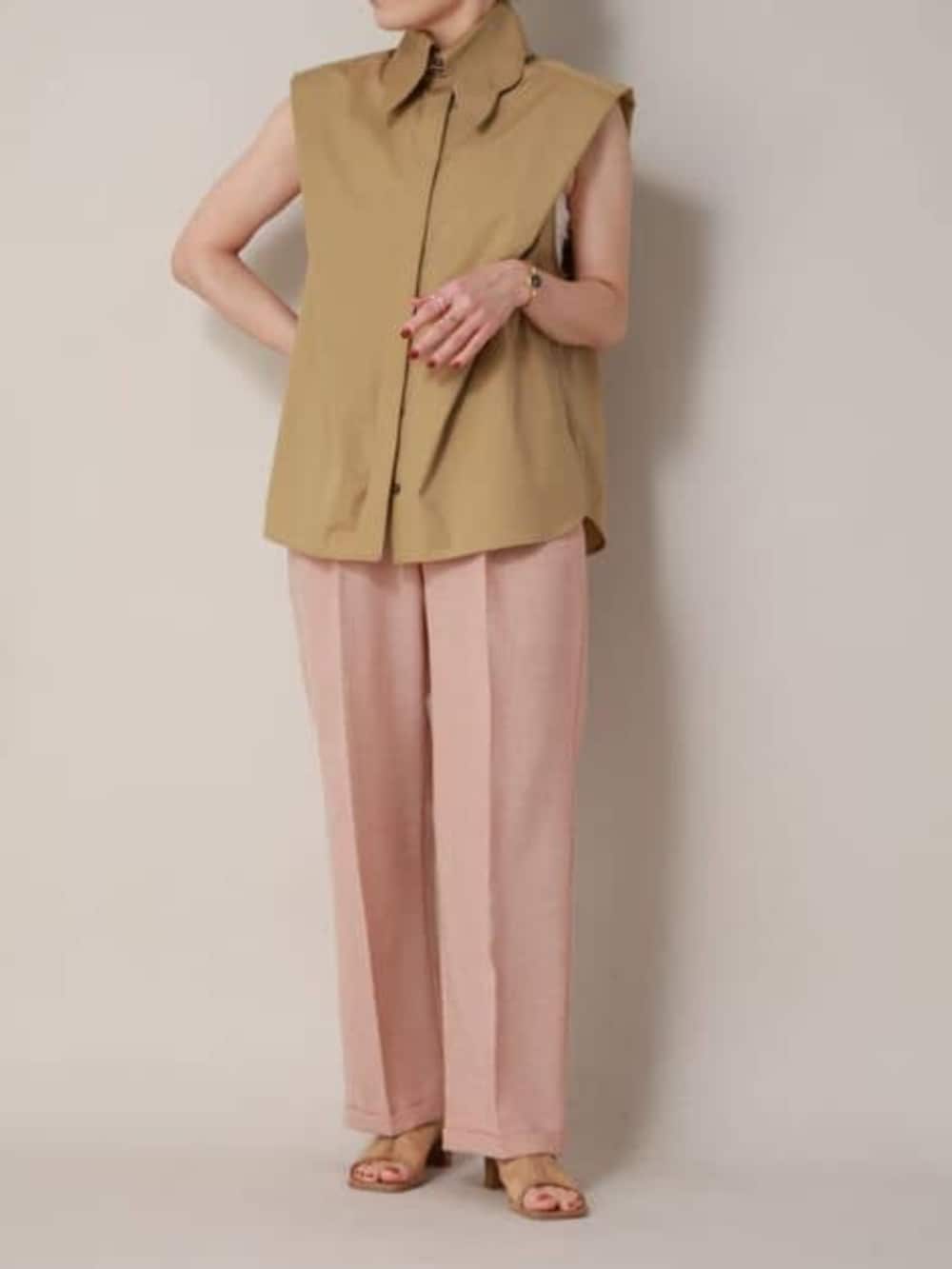 ベージュ系のシャツ/ブラウス、オレンジ系のスラックスを着用したレディースの冬コーディネートの4枚目の写真