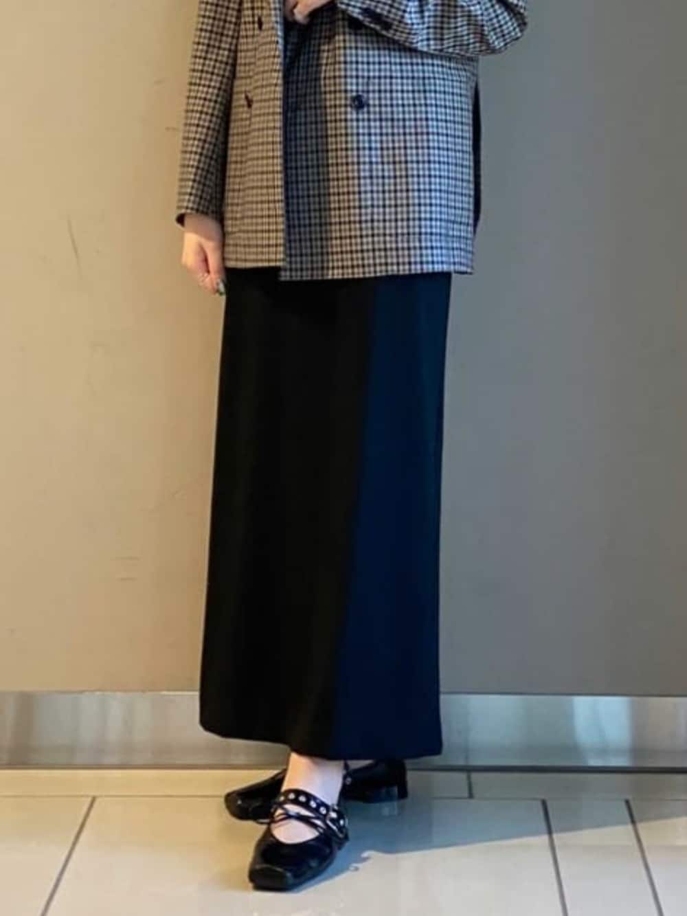 ブラック系のワンピースを着用したレディースの冬コーディネートの3枚目の写真