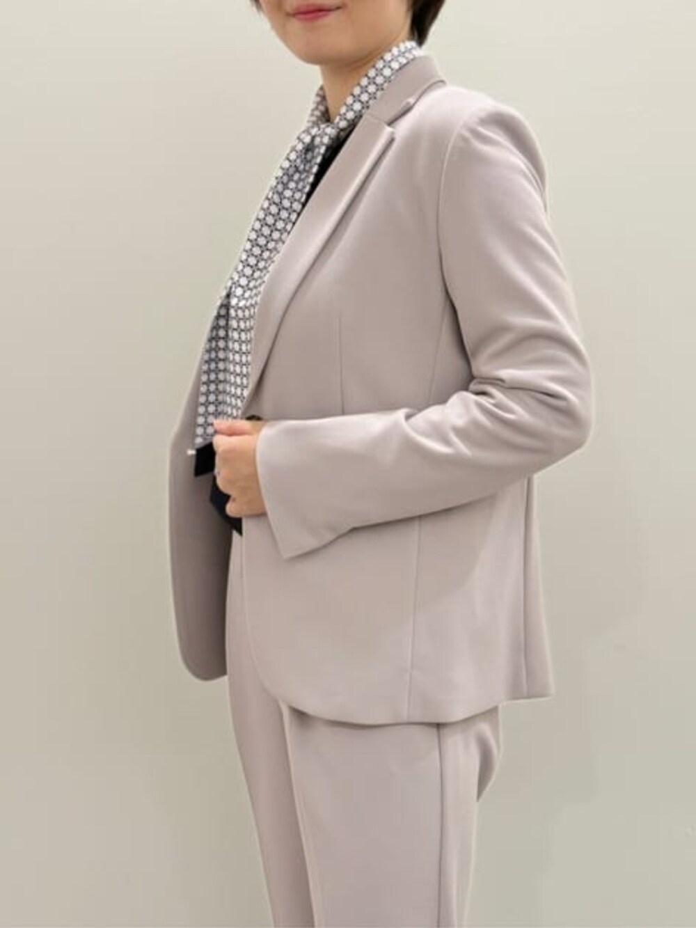 グレー系のスーツセット、ブルー系のシャツ/ブラウスを着用したレディースの冬コーディネートの9枚目の写真