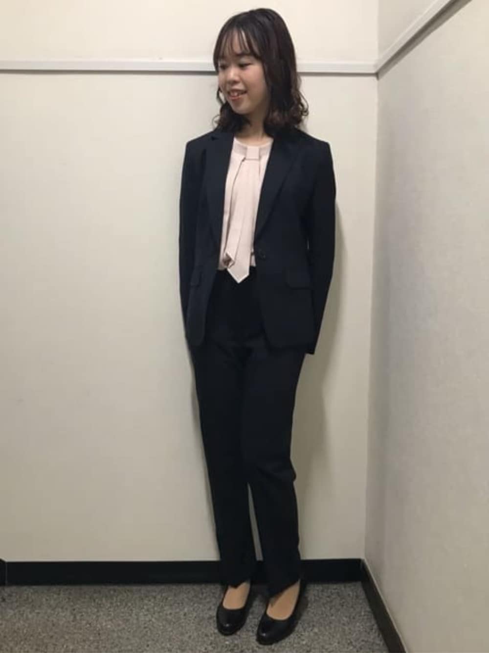 ブルー系のスーツパンツ、ブルー系のスーツジャケットを着用したレディースの冬コーディネートの4枚目の写真