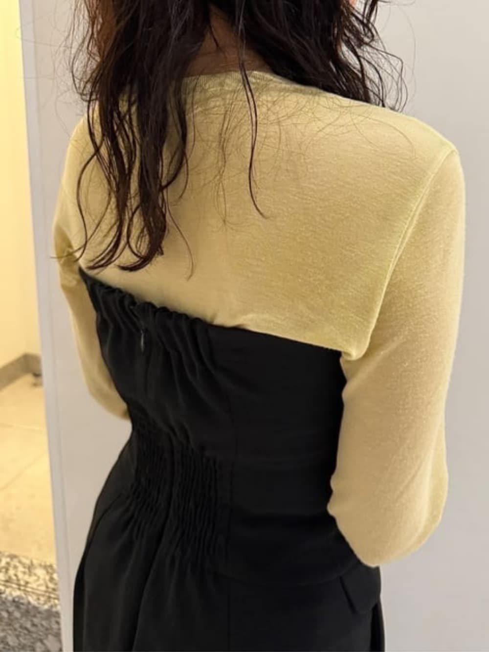 ブラック系のワンピースを着用したレディースの冬コーディネートの3枚目の写真