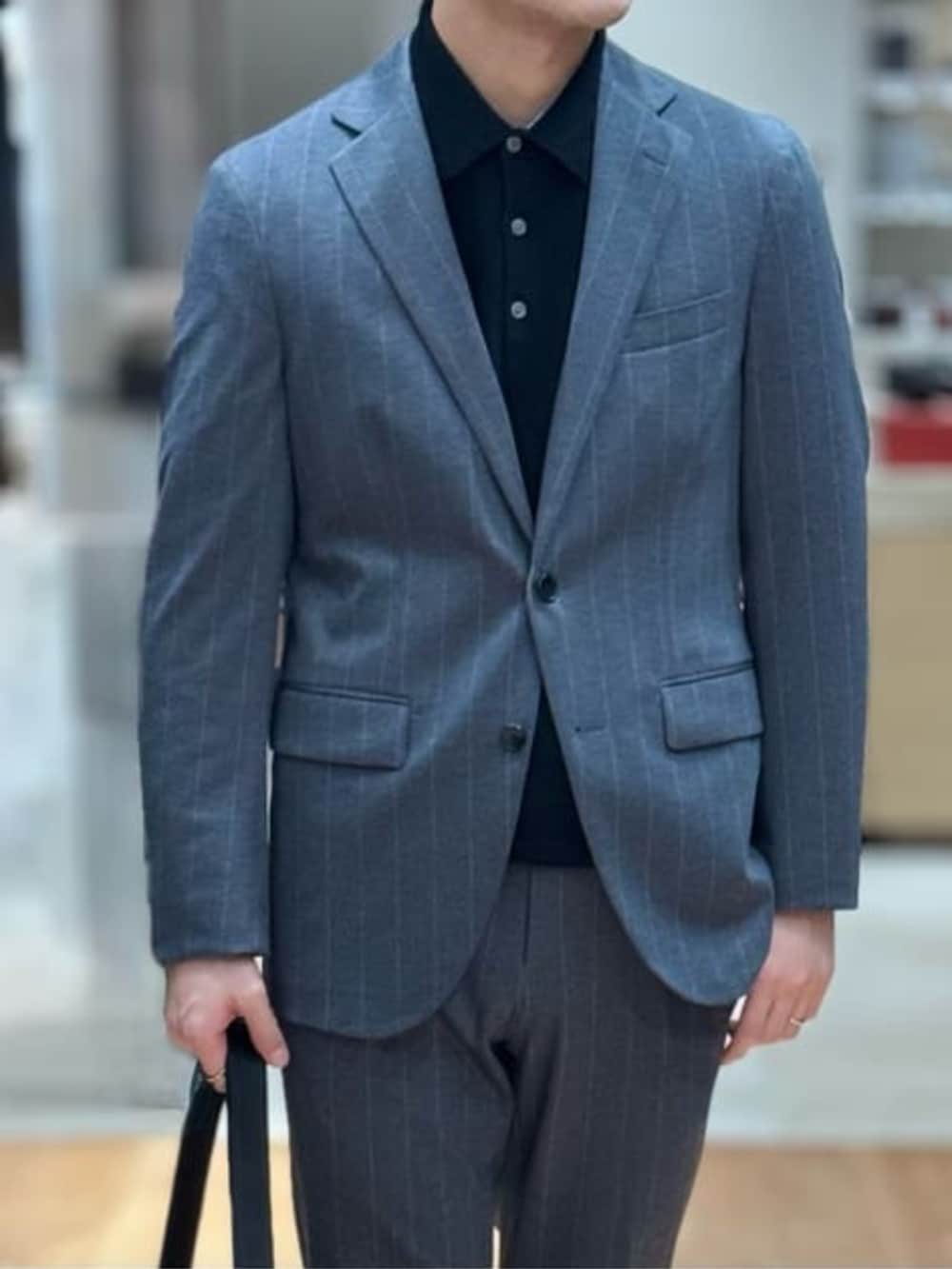 グレー系のテーラードジャケット、グレー系のスラックスを着用したメンズの春コーディネートの3枚目の写真