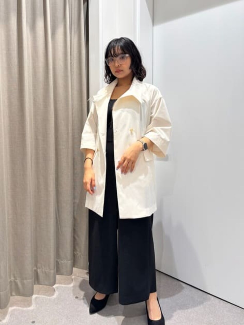 ブラック系のワンピース、ホワイト系のその他アウターを着用したレディースの冬コーディネートの5枚目の写真