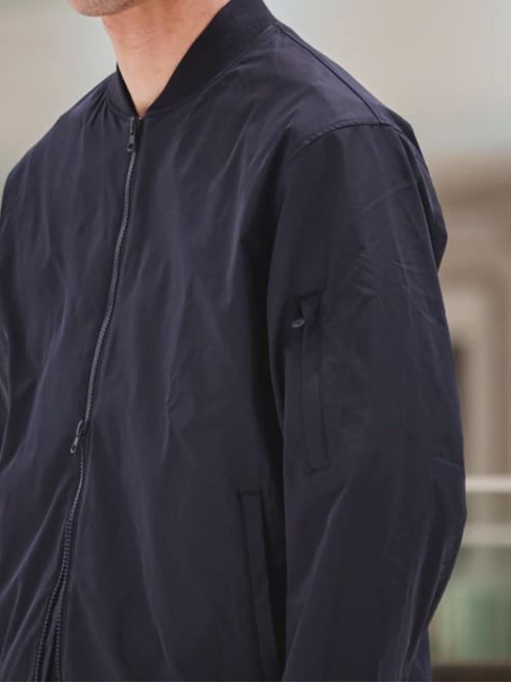 ブルー系のMA-1、ブルー系のテーラードジャケットを着用したメンズの春コーディネートの5枚目の写真