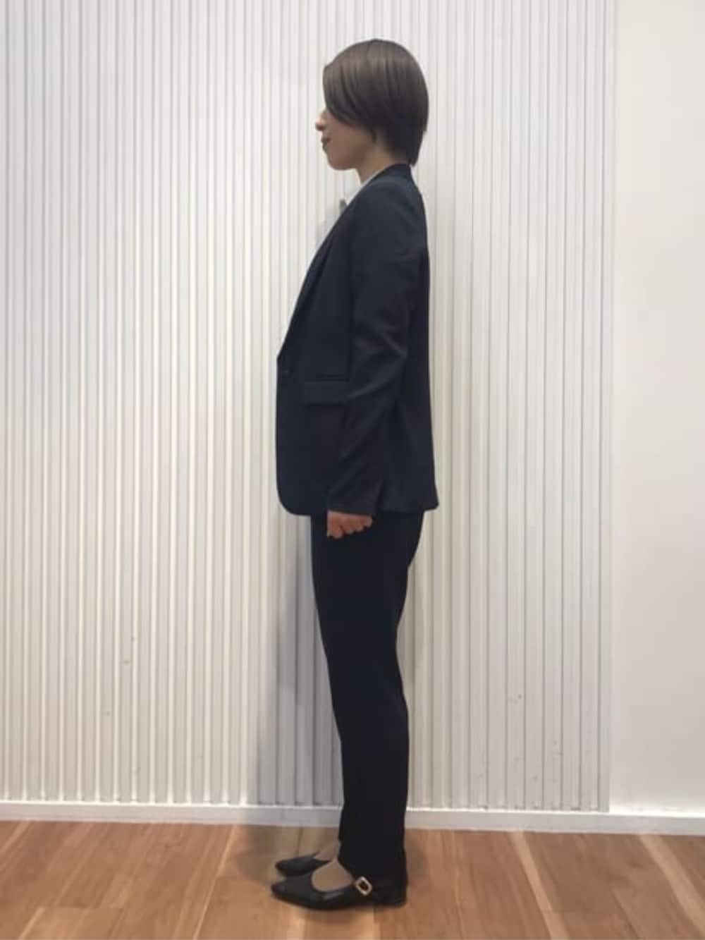 ブルー系のスーツジャケット、ブルー系のスーツパンツを着用したレディースの春コーディネートの3枚目の写真