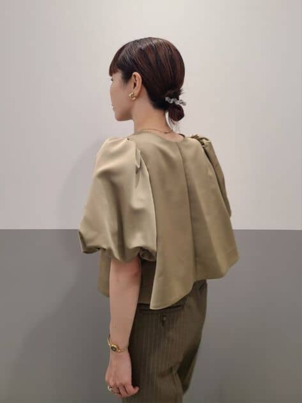 グレー系のその他パンツ、ベージュ系のシャツ/ブラウスを着用したレディースの冬コーディネートの8枚目の写真