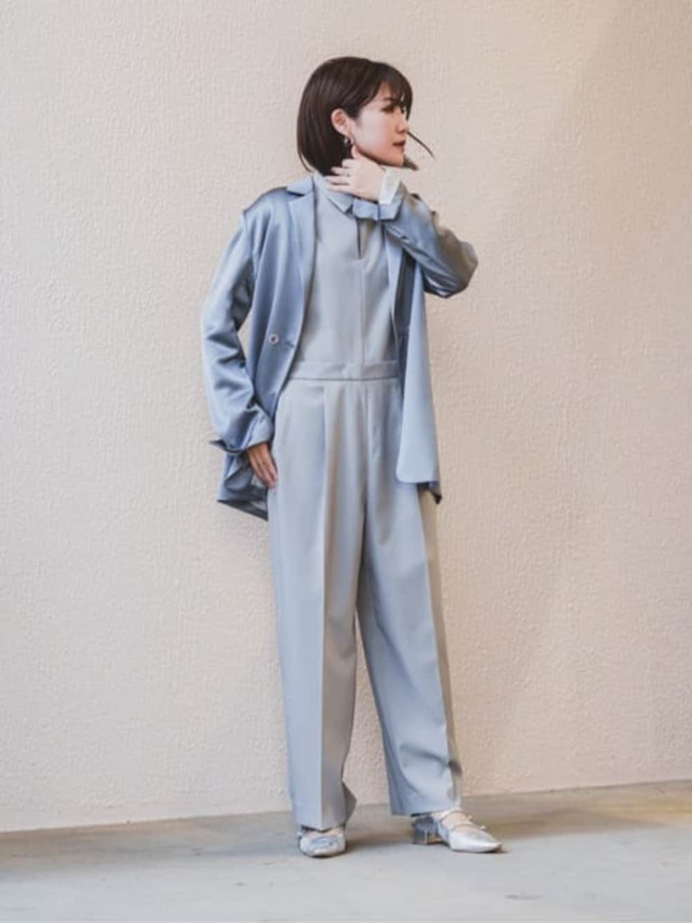 グレー系のテーラードジャケット、グレー系のつなぎ/オールインワンを着用したレディースの冬コーディネートの2枚目の写真