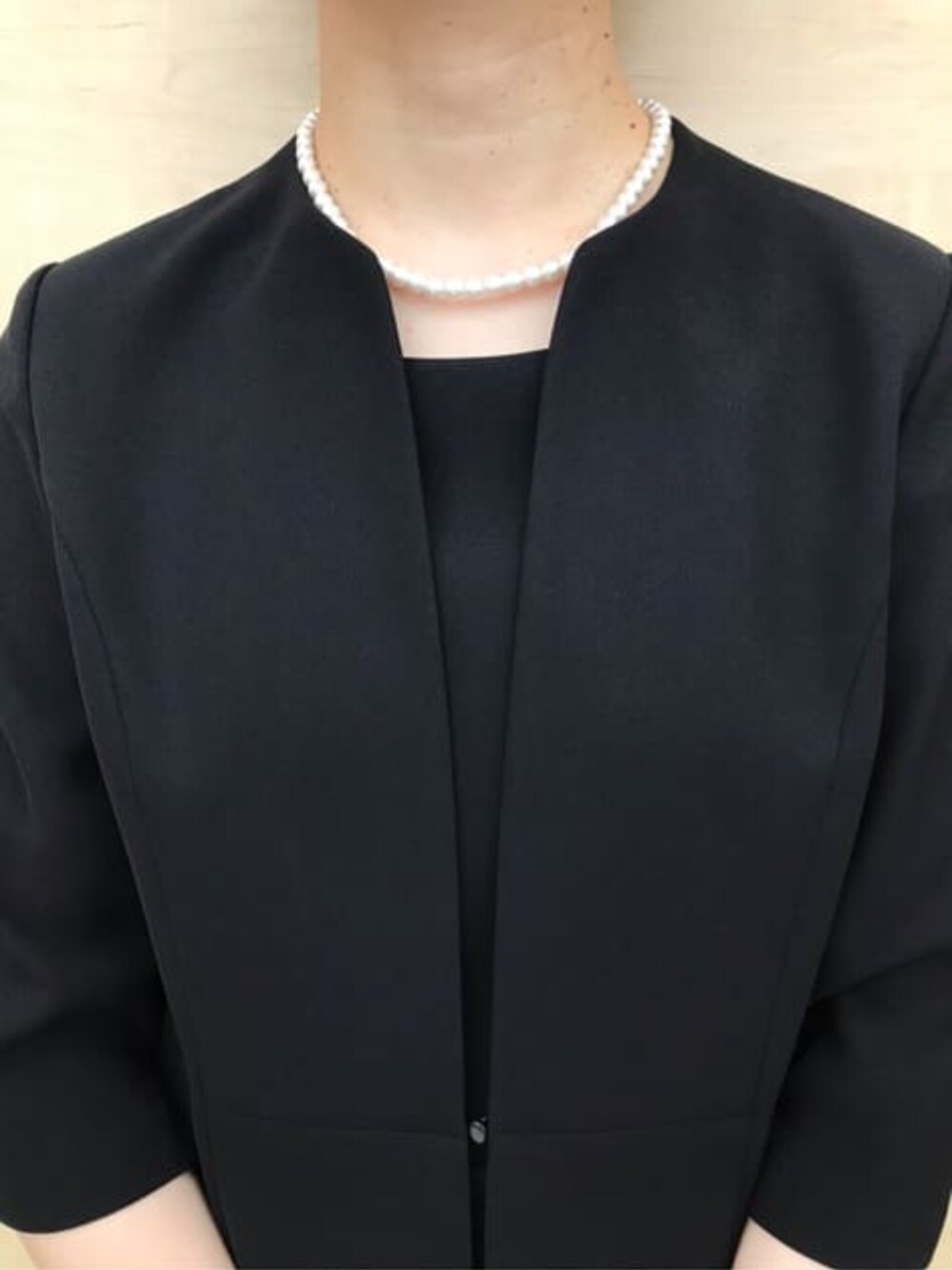 ブラック系のスーツセットを着用したレディースの冬コーディネートの9枚目の写真