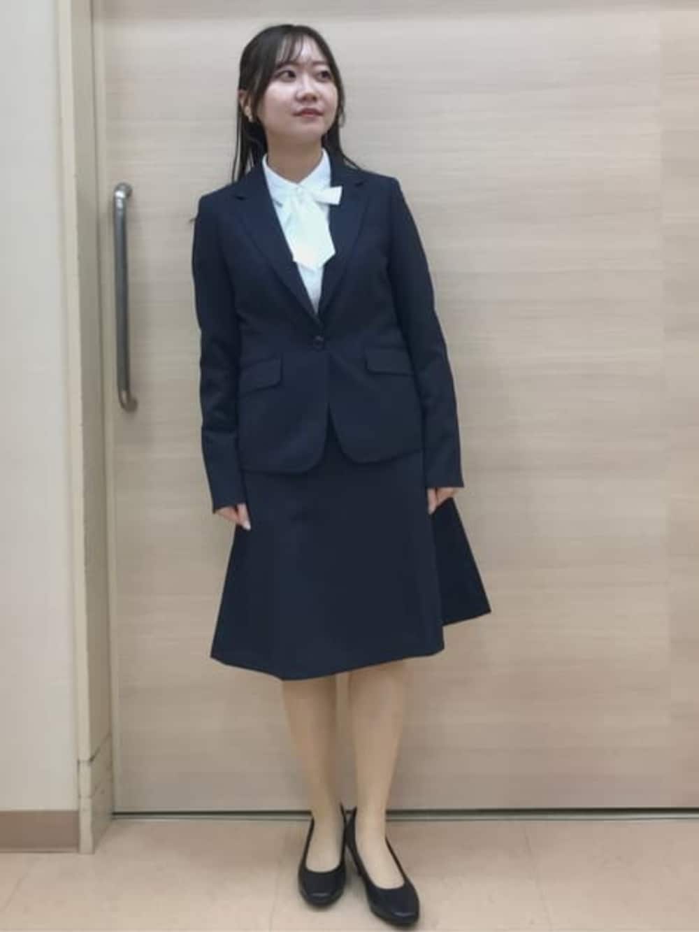 ホワイト系のシャツ/ブラウスを着用したレディースの冬コーディネートの4枚目の写真