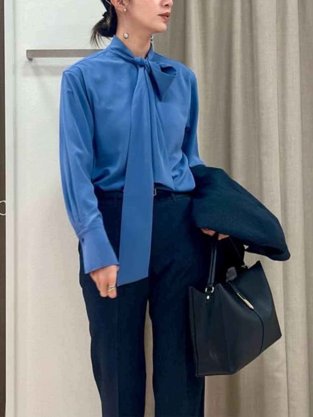 ブルー系のスラックス、ブルー系のテーラードジャケット、ブルー系のシャツ/ブラウスを着用したレディースの冬コーディネートの7枚目の写真